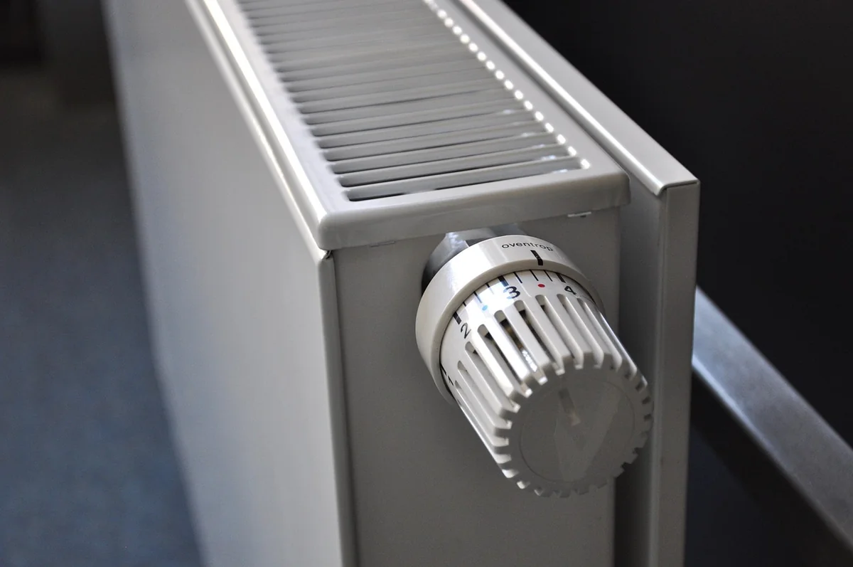 Installer un thermostat connecté sur radiateur électrique : la procédure pas à pas